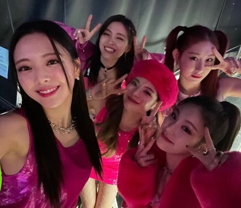 Itzy Ot5, Shin Yuna, Lisa Blackpink Wallpaper, Imaginary Friend, Crazy Love, First Girl, Pretty Selfies, These Girls, Kpop Girl Groups