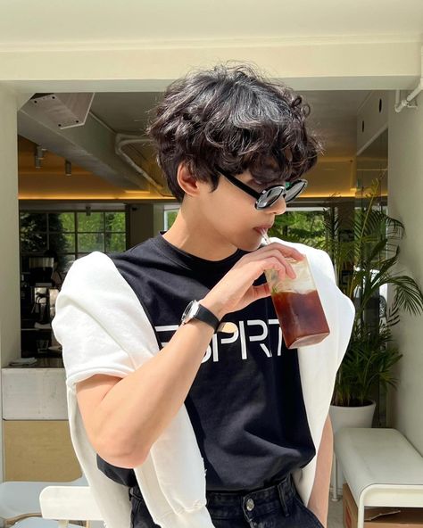 Korean Perm Haircut Men, Asian Men Curly Hairstyles, Light Perm Asian Men, Korea Perm Men, Asian Perm Men Curly, Light Perm Men Wavy, King Henry Tiktok, Korean Curly Hair Men, Down Perm Korean Men