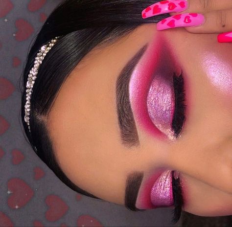 done by @kellyjennifer28. 💖 Cool Pink Makeup Looks, Pink Diamond Eye Makeup, Hot Pink Glam Makeup, Pink Dramatic Makeup, Hot Pink Quince Makeup, Hot Pink Makeup Looks Eyeshadows, Unique Eye Makeup Looks, Dramatic Pink Eye Makeup, Barbie Themed Makeup