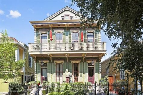 French Quarter Homes, Fairytale Houses, New Orleans Architecture, Open Family Room, Sims 4 House Building, New Orleans Homes, French Colonial, Victorian Cottage, Small Front Porches