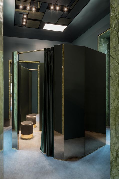 Dimore Studio inserts an aesthetically uncensored fashion boutique into a 17th-century palazzo - News - Frameweb Marble Moulding, Dimore Studio, Nigeria Fashion, Upholstered Wall Panels, Store Concept, Fitting Room, Turin Italy, Changing Room, Boutique Interior