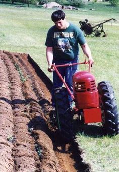 Antiquated? I don't think so. This David Bradley Walk Behind Tractor is still kicking! Walk Behind Tractor, John Deere Garden Tractors, David Bradley, Garden Tractor Pulling, Cat Farm, Lawn Mower Tractor, Small Tractors, Field Work, Lawn Tractors