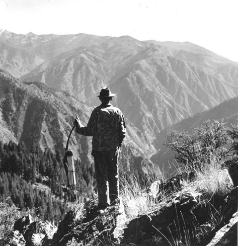 vintage man with bow and arrows looking over mountain valley canyon Traditional Bowhunting, Fred Bear, Survival Bow, Bear Archery, Primitive Survival, Traditional Bow, Art Of Manliness, Traditional Archery, Survival Shelter