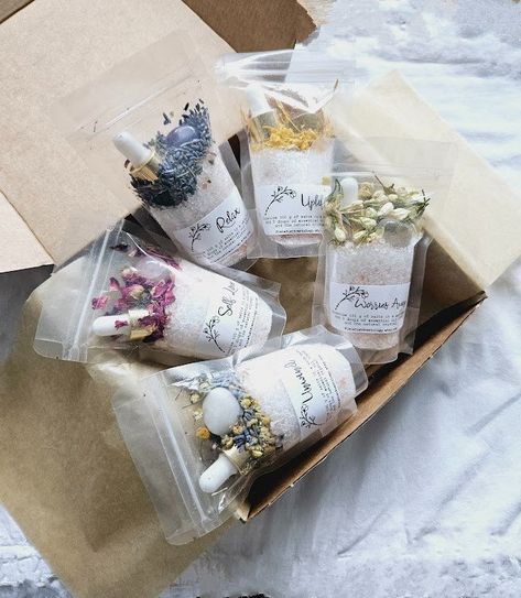 Bath Salt Packaging, Dried Calendula, Bath Salt Gift Set, Salt Lavender, Soap Photography, Lavender Products, Natural Bath Salts, Calendula Flowers, Retreat Gifts