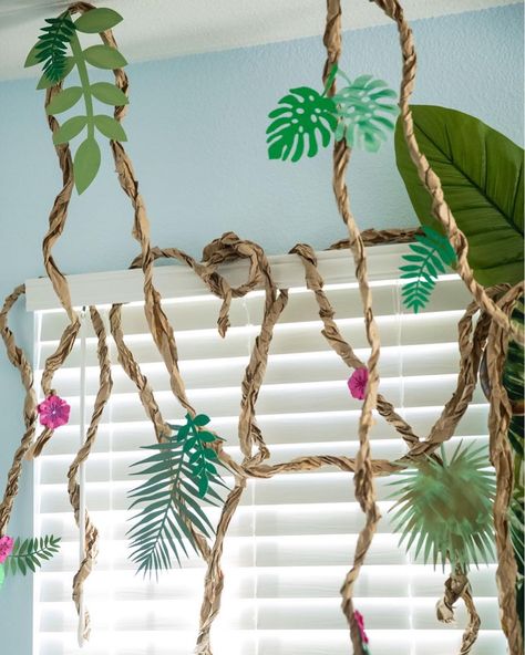 These are handmade vines made out of brown paper lunch bags glued together and twisted. I added some 🌿’s and 🌸’s for a pop of color and a… Diy Vines, Jungle Book Birthday Party, Jungle Book Birthday, Tropisk Fest, Vetenskapliga Experiment, Jungle Book Party, Book Birthday Parties, Jungle Theme Classroom, Vine Garland