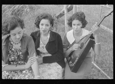 6. A group of friends just hanging out and playing some music in Plaquemines Parish, 1935. Louisiana Creole Language, Creole People, Gotham Memoirs, Plaquemines Parish, Louisiana Creole, Idda Van Munster, Kat Diy, Ben Shahn, Louisiana History