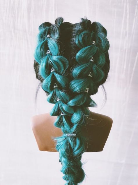 Braids For Festivals, Braids For Parties, Rave Hair Braids, Synthetic Braids Festival, Colorful Hair Extensions Ideas, Medium Festival Hair, Festival Hair With Extensions, Festival Hairstyles With Extensions, Out Of This World Hairstyles