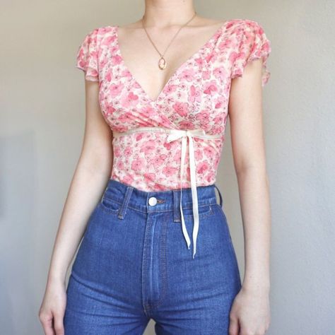 Vintage Feminine Outfits, Feminine Casual Outfits, Fitted Clothes, Fashion Collection Inspiration, Milkmaid Top, Feminine Casual, Classy Casual, Casual Clothes, Fashion Design Clothes