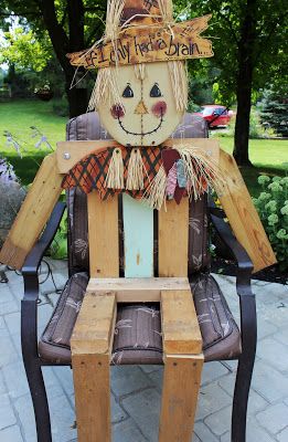 How to build a sitting frame for a Scarecrow Building A Scarecrow, Sitting Scarecrow, Scarecrow Crafts, Halloween Decor Diy, Halloween Wood Crafts, Fall Scarecrows, Diy Halloween Decor, Adornos Halloween, Fall Deco