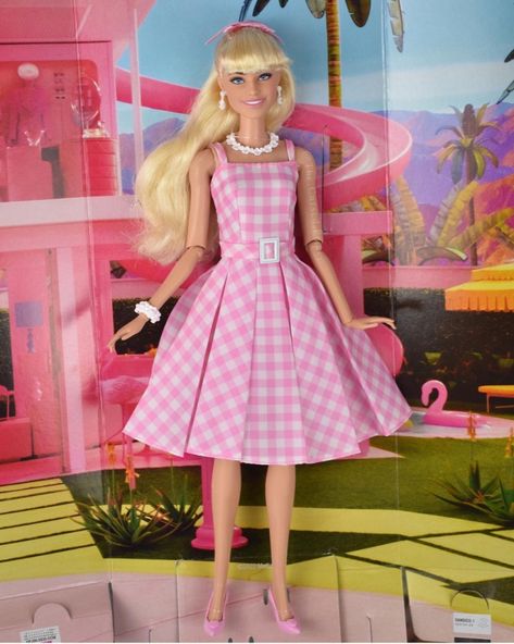 Barbie Movie 2023 dolls - YouLoveIt.com New Barbie Movie 2023, Barbie Movie 2023, Barbiecore Outfit, 2023 Wallpapers, Girl Superhero Party, Pink Check Dress, Barbie 2023, New Barbie Dolls, Movie Merchandise