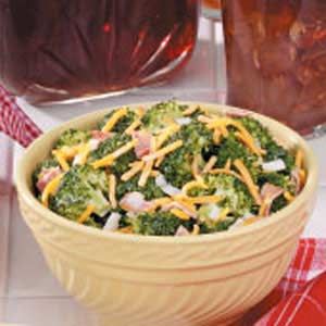 Easy Broccoli Salad Recipe Easy Broccoli Salad, Cheddar Broccoli, Broccoli Bacon, Delicious Broccoli, Broccoli Salad Bacon, Resep Salad, Broccoli Salad Recipe, Crunchy Salad, Bacon Salad