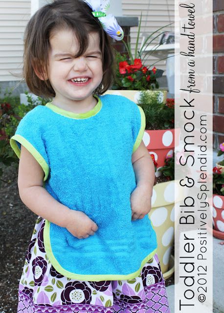 Toddler Bib & Smock made with a hand towel - FREE pattern! This would be good for craft time with finger paints and such Bapron Bib Pattern Free, Toddler Smock, Smock Pattern, Kids Smock, Finger Paints, Toddler Bib, Art Smock, Art Time, Toddler Bibs