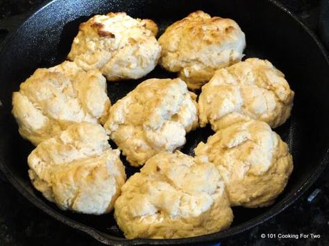 Grilled Biscuits via @drdan101cft Quick Biscuits, Grilled Side Dishes, Frozen Biscuits, Bread At Home, Best Bread, Flaky Biscuits, Follow Photo, Drop Biscuits, Biscuit Bake