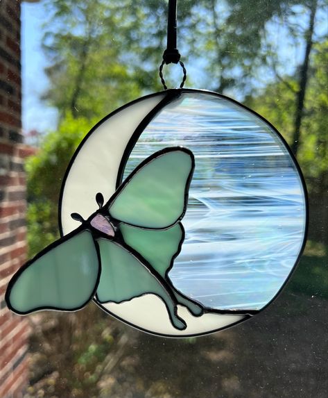 Stained Glass Luna Moth, Stained Glass Moth, Glass Mobile, Lino Prints, Stained Glass Ornaments, Stained Glass Suncatcher, Flying Insects, Luna Moth, Glass Designs