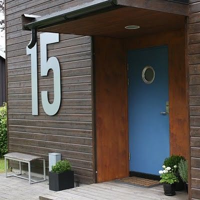 HUGE house numbers... LOVE!  via Offbeat Home  http://offbeathome.com/2011/11/cool-house-numbers Large House Numbers, Huge Houses, Modern House Number, House Number Sign, Metal Homes, Big Houses, Mid Century House, House Numbers, Front Door Decor