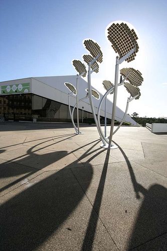 solar trees, Adelaide Festival Centre Plaza, Adelaide, Australia - photovoltaic… Urban Lighting Design, Solar Tree, Ross Lovegrove, Solar Energy Diy, Urban Lighting, Metal Sculptures, Best Solar Panels, Photovoltaic Panels, Solar Technology