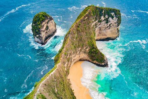 Enjoyed stopping by the infamous Kelingking Beach on Nusa Penida Island (Bali, Indonesia) earlier this month. Breathtaking piece of landscape! Penida Island, Kelingking Beach, Beach Pic, Bali Beaches, Amazing Landscapes, Nusa Penida, Beach Landscape, Nature Photographs, Infamous