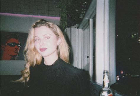 Club With Friends Aesthetic, Aesthetic Disposable Camera Photos, Club With Friends, Dark Disposable Camera Effect, Night Digital Camera Photos, Underwater Disposable Camera Pictures, Camera Photoshoot, Friends Disposable Camera, With Friends Aesthetic