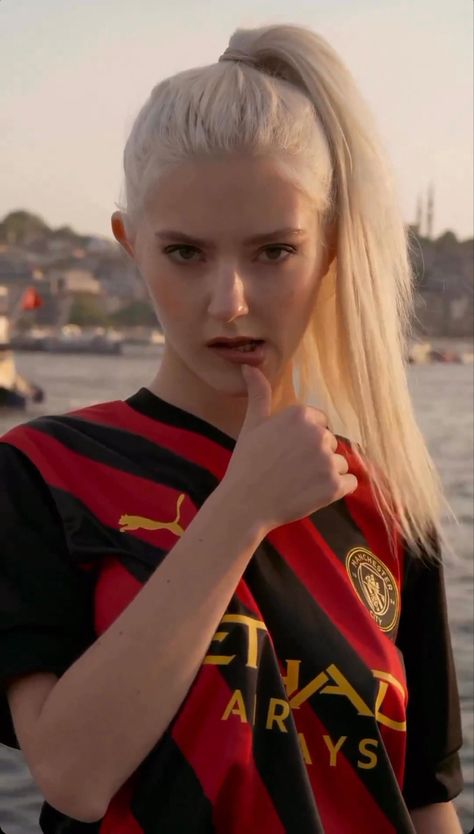 Kathryn Love Newton, Football Uniforms, Football Outfits, Fantasy Football, Anime Couples Drawings, Football Season, Character Portraits, Pose Reference, Blonde Hair