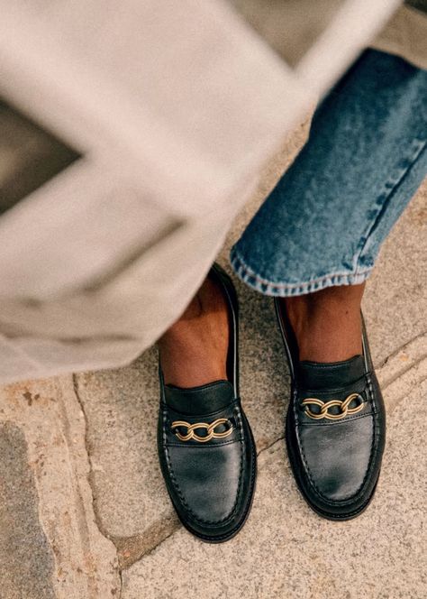 Vicky Loafers - Smooth Black - Smooth ovine leather - Sézane Outfit Mocassin, French Shoes Style, French Wardrobe Basics, French Style Clothing, French Inspired Fashion, French Chic Fashion, French Wardrobe, French Women Style, Chic Sneakers