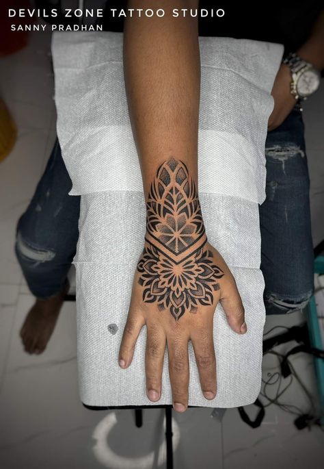 Mandala Tattoo Design Hand, Side Hand Tattoos, Eye Tattoos, Mandala Hand Tattoos, Mountains Aesthetic, Solo Camping, Iphone Wallpaper For Guys, 4k Wallpaper For Mobile, Tattoo Hand