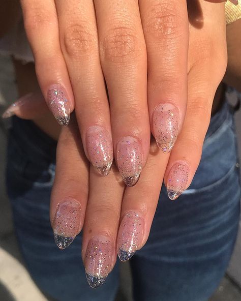 Ⓜ️ELANÍA 💅🏻💅🏽💅💅🏿💉 (@melsoldo) • Fotos y videos de Instagram Pink Nails With Glitter, Clear Glitter Nails, Nail Design Glitter, Nails With Glitter, Transparent Nails, Almond Shape, Nail Art Wedding, Jelly Nails, Nail Swag