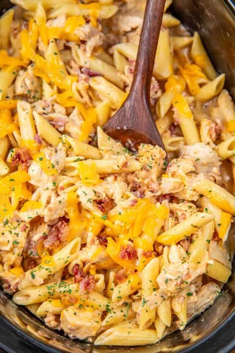 Slow Cooker Creamy Ranch Chicken Pasta, Crock Pot Chicken Cream Cheese Recipes, Ranch Seasoning Chicken, Seasoning Chicken, Chicken Penne Pasta, Crockpot Pasta Recipes, Chicken Ranch Pasta, Crockpot Pasta, Chicken Bacon Ranch Pasta