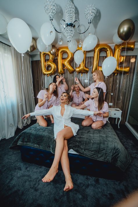 Robes For Bride, Bride And Bridesmaid Pictures, Getting Ready Outfits, Bridal Shower Photography, Bachelorette Party Photo, Classy Bachelorette Party, Ready Outfits, Bridesmaid Pictures, Brides Room