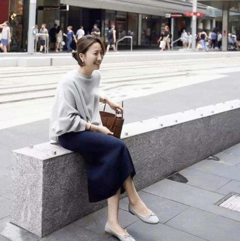 Women don't dress up in the middle-aged. Learn to dress like this for a 50-year-old Korean housewife. It's elegant and high-end. - iNEWS Korean Housewife, Japan Fashion Women, Middle Aged Women Fashion, Japanese Minimalist Fashion, Japanese Fashion Women, Minimalist Fashion Women, Middle Age Fashion, Older Women Fashion, Japan Woman