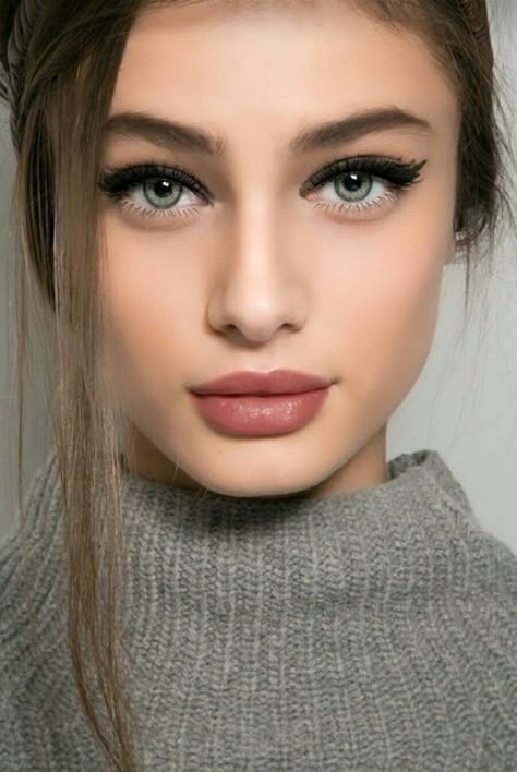 Amazon has a function where you can check out its top sellers by category, and, as fate would happen, most of the top lipsticks are actually really affordable. #beauty #beautytips #makeup #selfcare Hooded Eye Makeup, Spring Makeup, Taylor Hill, Christmas Makeup, Eye Makeup Tips, Hooded Eyes, Brush Kit, Makeup Hacks, Makeup Goals