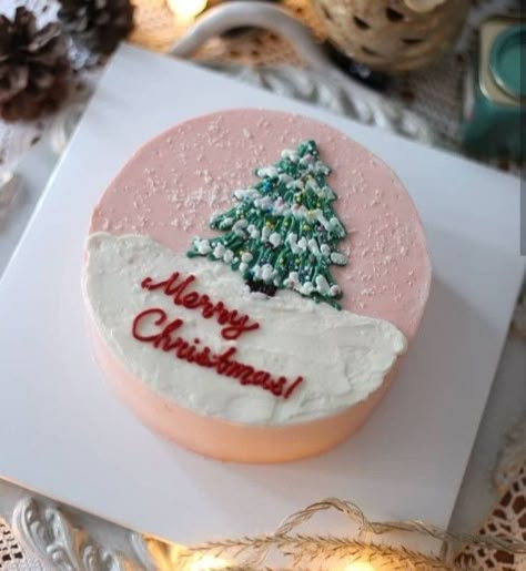 Mini Christmas Cakes, Professional Cake Decorating, Christmas Themed Cake, Christmas Cake Designs, Xmas Cake, Creative Cake Decorating, Cartoon Cake, Cake Packaging, Baby Birthday Cakes