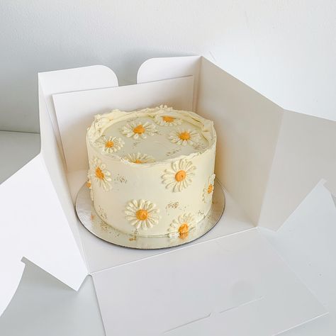 River City Cakes: cute little daisy cake 😍 Cute Yellow Cake Aesthetic, White Cake With Pastel Flowers, White Cake Yellow Flowers, Chamomile Cake Design, Birthday Cake Daisy Flower, Cake Daisy Flower, Cake Yellow Flowers, Daisy Themed Cake, Cake Daisies