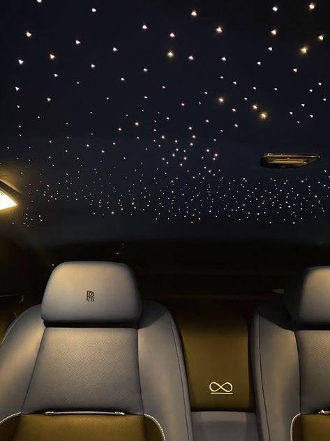 Land Rover Aesthetic, Rover Aesthetic, Land Rover Car, Driving Photography, Dream House Interior, Beautiful Mind, Under The Stars, City Streets, Luxury Life