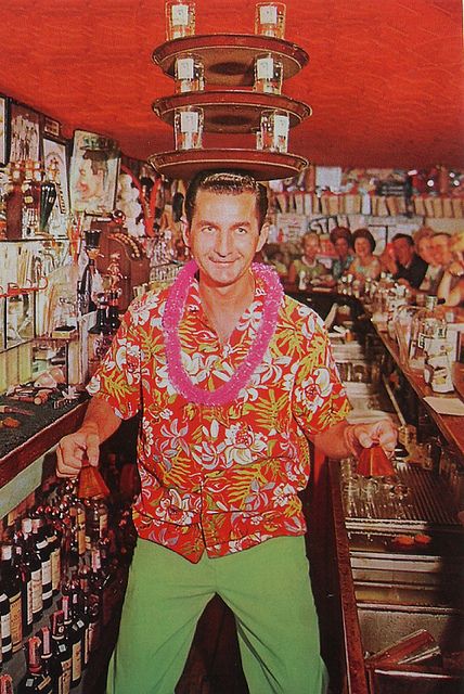 1950s Hawaiian Shirt Bartender Man Balance Trays Of Drinks Vintage Postcard Tiki Fashion, Tiki Bar Decor, Tiki Lounge, Enchanted Tiki Room, Tiki Art, Vintage Tiki, Quoi Porter, Tiki Hut, Tiki Room