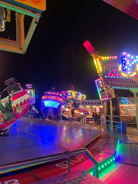 Amusement Park Aesthetic Night, Carnival Date, Carnival Lights, Florida Family Vacation, Circus Aesthetic, Fair Rides, Mindless Behavior, Summer Fair, Festival Theme