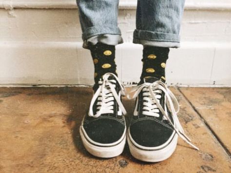 Pinterest | @Georgeoddle 1990 Style, Vans Outfit, Old Skool Black, Estilo Indie, Sock Outfits, Vans High Top Sneaker, Shoes Socks, Moda Vintage, Classic Shoes