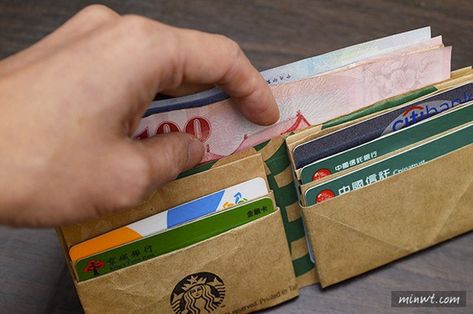 starbucks-paper-bag-wallet-2 Bag Origami, Origami Wallet, Paper Wallet, Wallet Tutorial, Diy Wallet, Custom Wallet, Cork Crafts, Paper Folding, Origami Paper