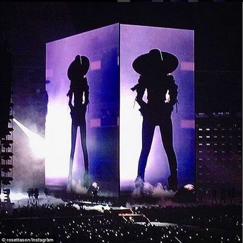 Look at me! The pop star clearly wanted to communicate an iconic image at the start of her world tour Beyonce Formation Tour, Es Devlin, Beyonce 2013, Formation Tour, The Formation World Tour, Formation World Tour, Concert Stage Design, Beyonce Formation, Sasha Fierce