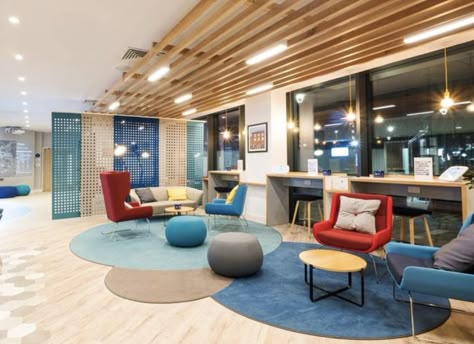 Wework Interior, Coworking Design, Student Lounge, Modern Office Interiors, Office Idea, Corporate Office Design, Holiday Inn Express, Office Lobby, Office Space Design