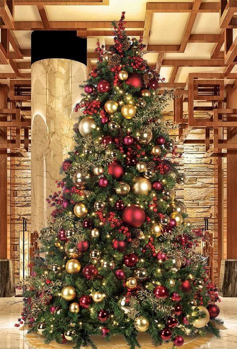 Christmas Tree Inspo, Red And Gold Christmas Tree, Red Christmas Decor, Christmas Tree Decorating Themes, Elegant Christmas Trees, Creative Christmas Trees, Christmas Tree Decorations Diy, Gold Christmas Decorations, Red Christmas Tree