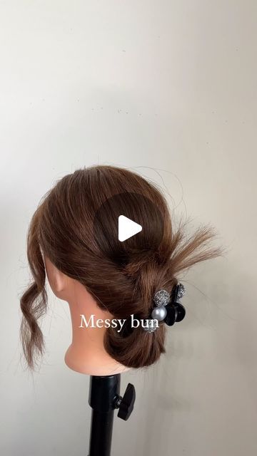 Rashda bushra on Instagram: "tiny claw clip holding this messy bun in place. Simple, stylish, and perfect for any occasion! ✨ #ClawClipBun #EffortlessStyle #HairInspo”" Claw Clip Bun, Clip Bun, Claw Clip, Messy Bun, Hair Inspo, Effortless Style, Hair Styles, On Instagram, Instagram