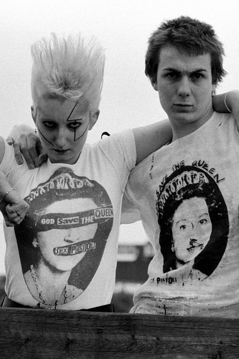 Byronesque Contemporary-Vintage Vivienne Westwood Top, 1977. — BYRONESQUE Vivienne Westwood Punk, Punks 70s, Steve Jones, Blitz Kids, 70s Punk, Johnny Rotten, God Save The Queen, Vivienne Westwood Dress, Sid Vicious