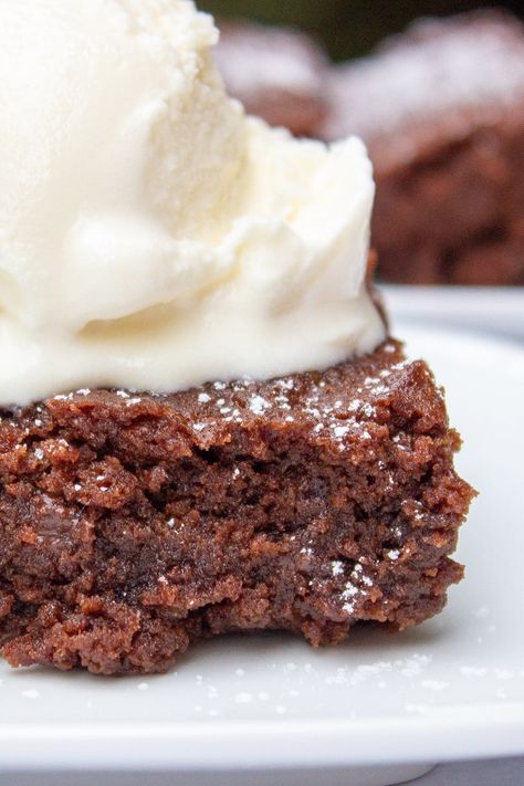 Company dropping by in 10 minutes? Chocolate cravings strike? Or need a quick potluck dessert? This chocolate-y, moist, fudgy recipe for brownies in a microwave will do the trick. Microwave Brownie Recipe, Potluck Dessert, Microwave Brownie, Potluck Desserts, Easy Peanut Butter Cookies, Brownie Ice Cream, Brownie Ingredients, Cooking Chocolate, Chocolate Butter