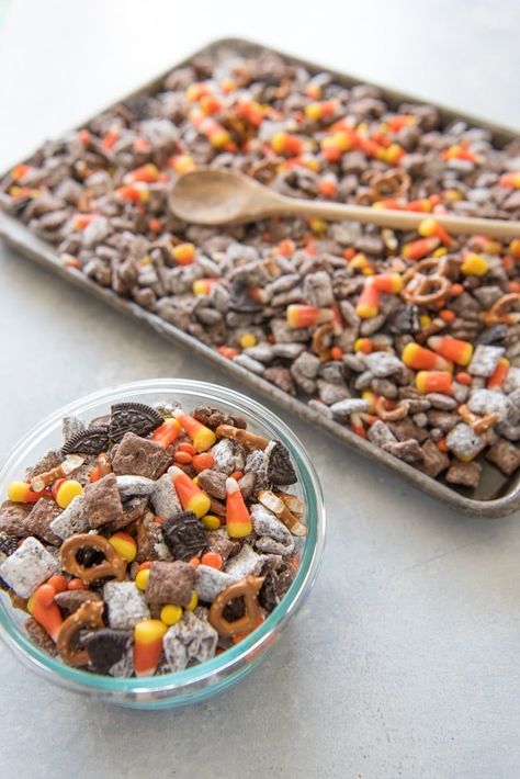 Puppy Chow Halloween, Fall Chex Mix Recipes, Chex Mix Muddy Buddies, Puppy Chow Cookies, Chex Mix Recipes Original, Puppy Chow Chex Mix Recipe, Puppy Chow Recipe, Chex Mix Puppy Chow, Halloween Snack Mix