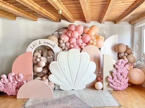 Diy Seashell Backdrop, Seashell Party Decorations, Seashell Baby Shower Ideas, Lets Shellabrate Birthday, Boho Mermaid Birthday Party, Little Mermaid Birthday Party Decoration, Coral Birthday Party, Shell Backdrop, Mermaid Theme Party Decorations