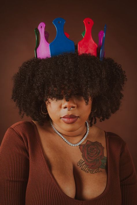 Afro Queen, Pick In Afro, Women With Afros, Women Icon, Black Culture Photoshoot, Hair Sculpting, Hair Pick, Black People Photoshoot, Editorial Natural Hair