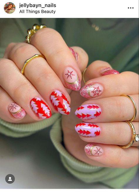 Pink n’ Red Christmas Pretties 💘♥️ Christmas Almond Shaped Nails, Sparkly Christmas Nails, Nail Art Noel, Almond Shaped Nails, Xmas Nail Art, Sparkly Christmas, Snowflake Nail Art, Red Christmas Nails, Shaped Nails