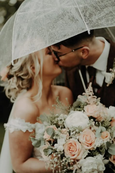 Rain Wedding Photos Rainy Days, Rainy Wedding Portraits, Wedding Photography Rainy Day, Rainy Wedding Photography, Wedding Pictures Rain, Wedding Photos With Umbrellas, Wedding Photography Rain, Rainy Wedding Day Photos, Wedding Rain Photography