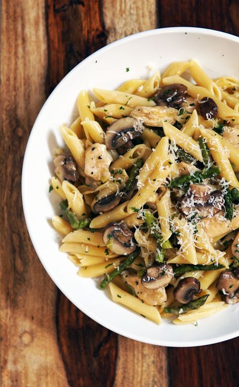 creamy cheesey mushroom and asparagus pasta with chicken Chicken Asparagus Recipes, Mushroom Asparagus Pasta, Oven Asparagus, Chicken Asparagus Pasta, Mascarpone Pasta, Asparagus Pasta Recipes, Mushroom Asparagus, Sauteed Asparagus, Asparagus Recipes Oven