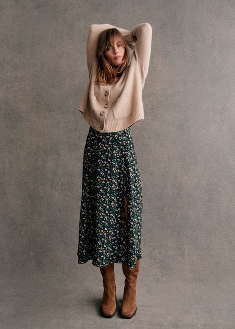 Tabata Skirt - Navy Miranda print - Viscose - Sézane Sezane Skirt Outfit, Women’s Vintage Outfits, Vienna Spring Outfits, Pale Skin Summer Outfits, Parisian Party Outfit, Artsy Outfits For Women, Outlander Outfits Inspiration, Soft Autumn Outfits For Summer, Last Dinner Party Outfit